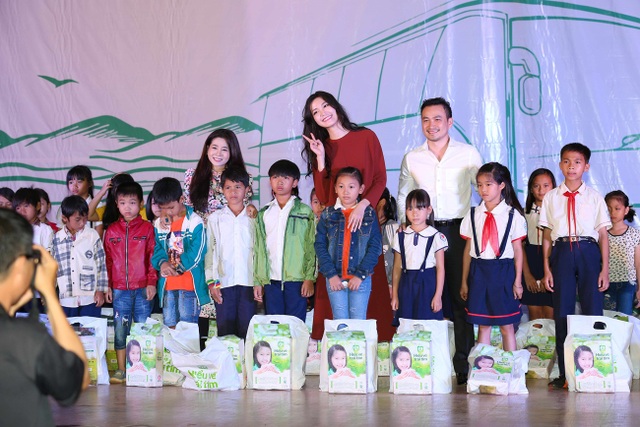 HH Thùy Dung, Ngọc Thanh Tâm cùng dàn sao giúp trò nghèo Đắk Nông - 4 HH Thùy Dung, Ngọc Thanh Tâm cùng dàn sao giúp trò nghèo Đắk Nông - 4