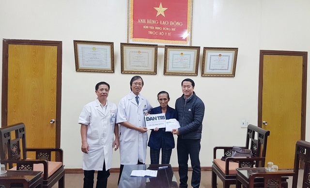 Trao hơn 120 triệu đồng đến bà ngoại chăm con, cháu ung thư giai đoạn cuối - 2 PGS.TS. Nguyễn Duy Thăng, Phó Giám đốc Bệnh viện Trung ương Huế (thứ 2 từ trái qua) thay mặt báo trao quà nhân ái đến bà Cúc