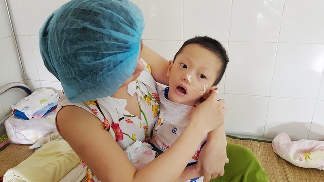 Trao hơn 67 triệu cho bé 4 tuổi bị biến chứng nặng sau khi mổ tim - 2 Cháu vẫn rất đáng thương vì bệnh tật