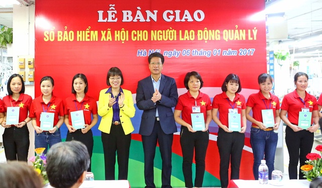 BHXH VN: Bàn giao hơn 2.100 sổ BHXH cho người lao động quản lý - 1
Đại diện BHXH VN và Tổng Công ty may 10 trao sổ BHXH tới người lao động.
