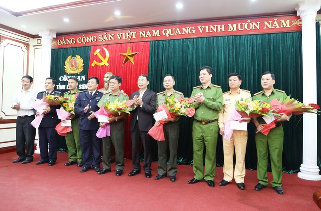 Trao thưởng nóng vụ bắt 45 bánh heroin và vụ vận chuyển trái phép gần 1 triệu nhân dân tệ - 1 ông Nguyễn Công Trưởng – Phó chủ tịch UBND tỉnh Lạng Sơn, Trưởng BCĐ 389 tỉnh, trao thưởng nóng 60 triệu đồng cho Công an tỉnh Lạng Sơn và Chi cục Hải Quan Cốc Nam