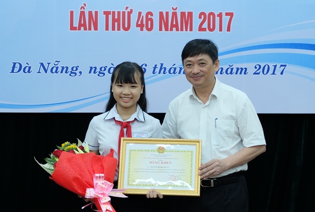 Đà Nẵng tuyên dương học sinh đoạt giải Nhất Quốc gia Viết thư quốc tế UPU - 2 Ông Đặng Việt Dũng - Phó Chủ tịch Thường trực UBND TP., Trưởng Ban Tuyên giáo TP. Đà Nẵng - trao Bằng khen và tặng thưởng đến HS Nguyễn Đỗ Huyền Vi