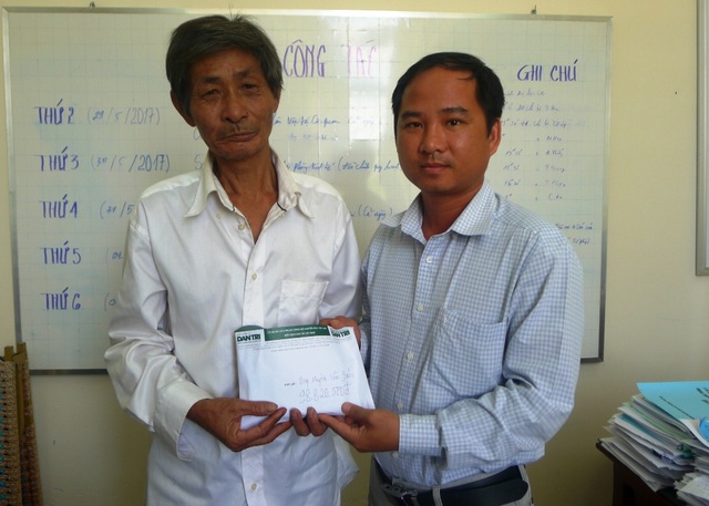 Trao gần 100 triệu đồng đến 3 chị em mồ côi đáng thương - 1 Đại diện bạn đọc Dân trí, ông Nguyễn Trọng Thủy – Chủ tịch UBND xã Đông Thắng (huyện Cờ Đỏ, TP Cần Thơ) trao tới gia đình ông Huỳnh Văn Dám số tiền 98.820.000 đồng.