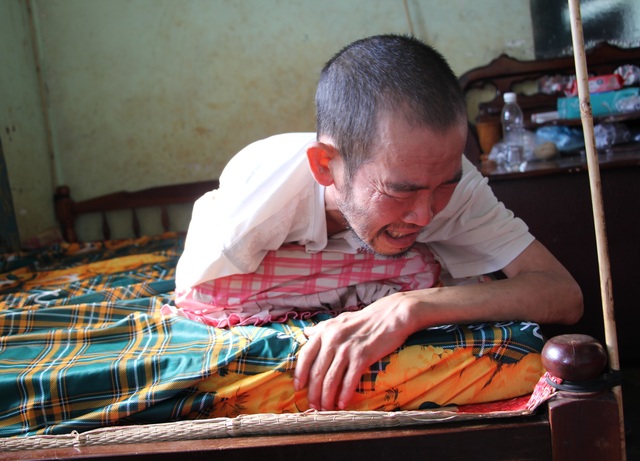 Trao hơn 36 triệu đồng giúp người phụ nữ chăm chồng bạo bệnh - 4
Anh Tuấn đau đớn, quằn quại vì căn bệnh hiểm nghèo