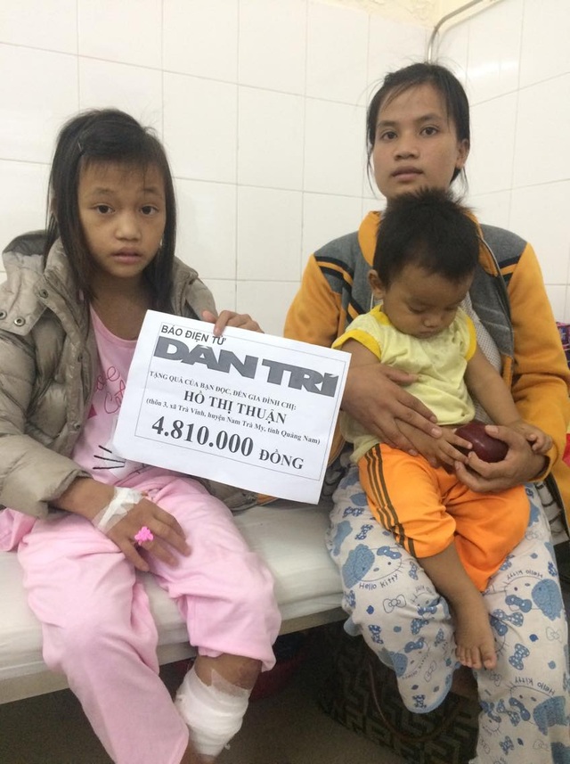 Trao tiền nhân ái đến cô bé dân tộc Ca Dong bị bỏng nước cơm - 1 Cháu Lê Thị Đêm và chị gái nhận tiền của báo Dân trí trao