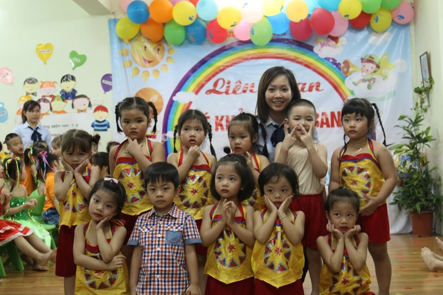 Phụ huynh “quẳng gánh lo” khi đồng hành cùng trường mầm non nuôi dạy trẻ - 1 Ở trường mầm non, các cô giáo không đơn thuần chỉ là người dạy mà còn phải là người chăm sóc các bé (Ảnh chụp cô giáo và các bé trường Mầm non 1-6, quận Hoàn Kiếm, Hà Nội).