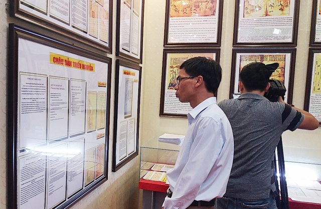 Triển lãm chủ quyền Hoàng Sa, Trường Sa của Việt Nam tại Huế - 8
Buổi triển lãm thu hút sự quan tâm của nhiều tầng lớp nhân dân.