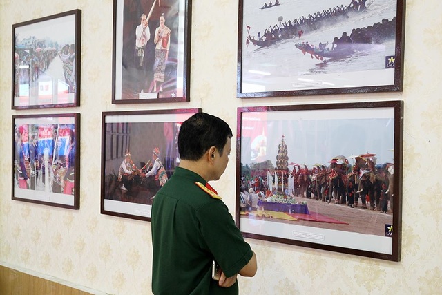 Trưng bày 100 bức ảnh về “Vẻ đẹp đất nước và con người Lào” - 2 Khách đến tham qua triển lãm. Ảnh: HG.