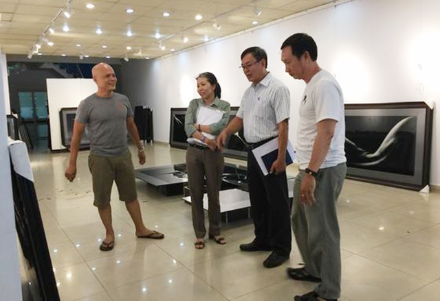 Hình ảnh đầu tiên trước triển lãm tranh khỏa thân đầu tiên tại Việt Nam - 4 Trong buổi thẩm định trước ngày triển lãm, đại diện của đoàn kiểm tra của Sở VH-TT cho biết tất cả những tác phẩm của nhiếp ảnh gia Hạo Nhiên đều là ảnh nghệ thuật không mang tính dung tục như ảnh khỏa thân thường thấy. (Ảnh: Tiểu Vũ)
