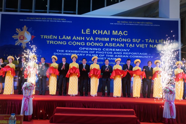 Thanh Hóa: Triển lãm Ảnh và Phim phóng sự-Tài liệu trong Cộng đồng ASEAN 2017 - 2 Các đại biểu cắt băng lễ khai mạc