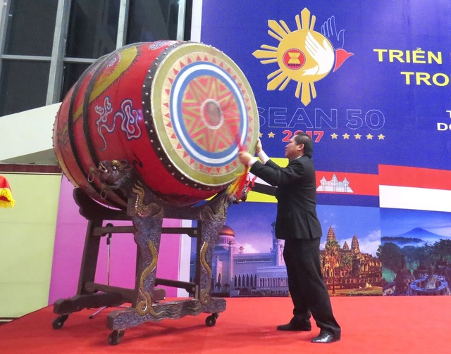 Thanh Hóa: Triển lãm Ảnh và Phim phóng sự-Tài liệu trong Cộng đồng ASEAN 2017 - 1 Bộ trưởng Bộ TT&TT Trương Minh Tuấn đánh trống khai mạc