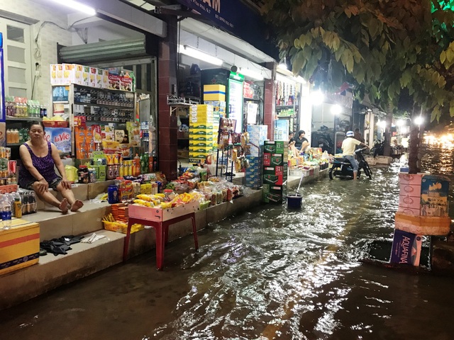 Dân Sài Gòn vật lộn trong biển nước chiều đầu tuần - 12 Người dân trên đường Huỳnh Tấn Phát buôn bán ế ẩm do đường ngập