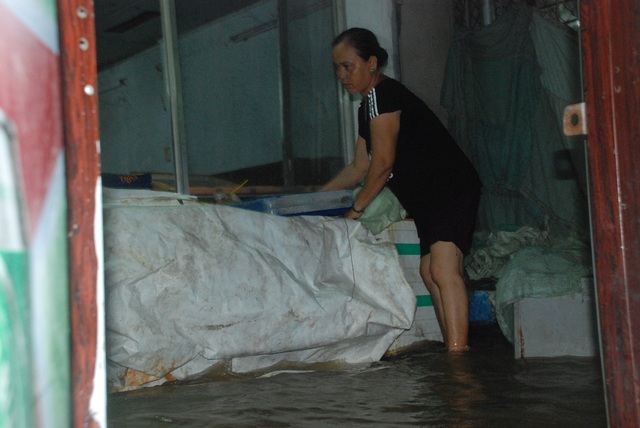 Dân Sài Gòn vật lộn trong biển nước chiều đầu tuần - 11 Người dân phải dùng bạt chắn trước nhà để tránh nước tràn vào gây hư hỏng đồ đạc