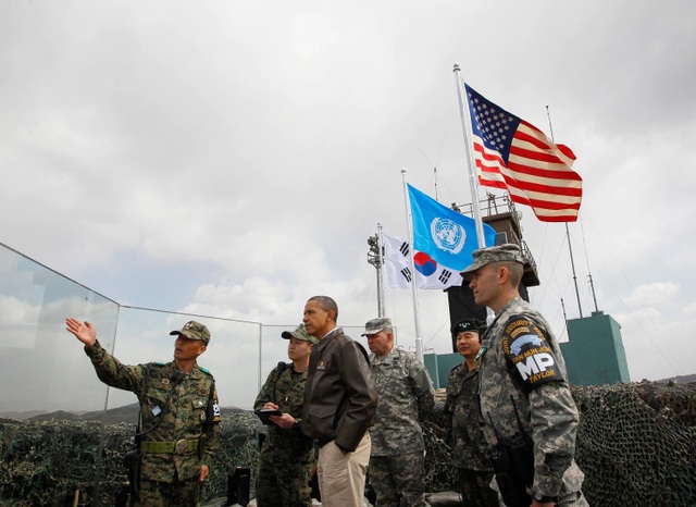Nhà Trắng tranh cãi về chuyến đi của ông Trump tới "cửa ngõ" Triều Tiên - 1 Cựu Tổng thống Obama đứng trên đài quan sát Ouellette tại khu DMZ liên Triều năm 2012 (Ảnh: AP)