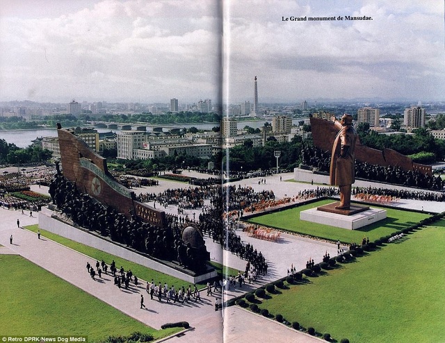 
Toàn cảnh Khu tưởng niệm Mansu ở thủ đô Bình Nhưỡng với trọng tâm là tượng đài của lãnh đạo Kim Nhật Thành. Sau này, Triều Tiên dựng thêm tượng đài lãnh đạo Kim Jong-il bên cạnh bức tượng đài của cha ông.
