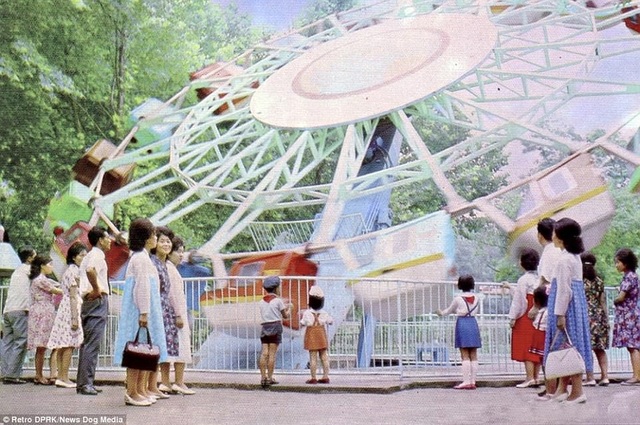 Các bậc cha mẹ Triều Tiên đưa con tới tham quan công viên Taesongsan năm 1980.
