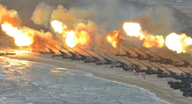 Quân đội Triều Tiên tập trận pháo binh cạnh bờ biển (Ảnh: KCNA)
