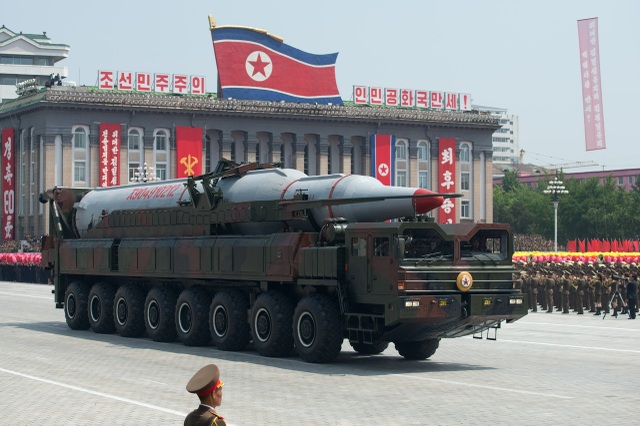 Vì sao 6 "vòng kim cô" của Liên Hợp Quốc không thể cản bước Triều Tiên? - 1 Vũ khí Triều Tiên xuất hiện trong một lễ diễu binh tại thủ đô Bình Nhưỡng (Ảnh: Reuters)