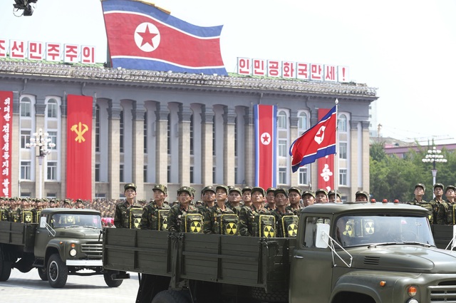 Nghị sĩ Hàn Quốc nói Triều Tiên nợ Seoul 900 triệu USD - 1 Quân đội Triều Tiên diễu binh tại Bình Nhưỡng (Ảnh: Reuters)
