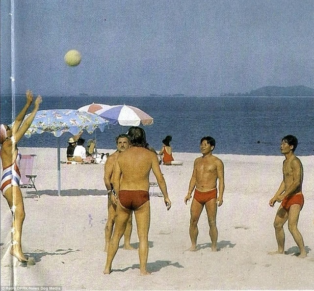 Các bức ảnh cũ về Triều Tiên trong thập niên 1970-1980 cho thấy cố lãnh đạo Kim Nhật Thành đã nỗ lực để thu hút nhiều khách du lịch tới Triều Tiên. Khách du lịch khi đó thoải mái thư giãn trên bãi biển, vui chơi trong các công viên giải trí và thưởng thức đặc sản địa phương. Trong ảnh: Du khách nước ngoài chơi bóng chuyền tại bãi biển Wonsan.