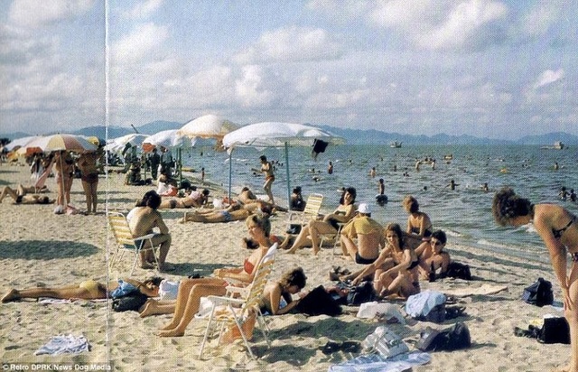 Bãi biển Wonsan của Triều Tiên vào thập niên 1980 thu hút rất đông khách du lịch, trong đó phần lớn từ Liên Xô.