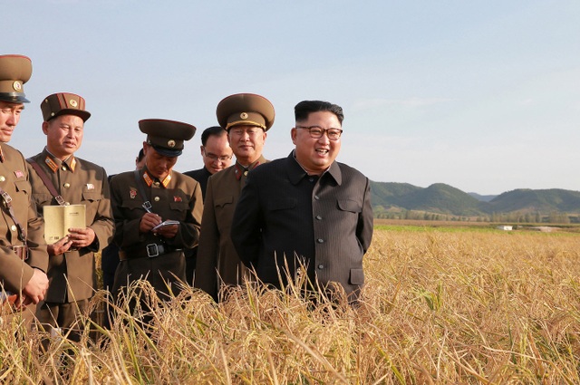 Ông Kim Jong-un tươi cười thăm nông trại giữa lúc căng thẳng - 2 Khi tới thăm nông trại, ông Kim Jong-un đã chỉ đạo tăng cường nỗ lực nhằm phát triển các giống cây mới mang lại năng suất cao hơn, đồng thời nhân rộng việc sử dụng các loại giống cây này trên cả nước.