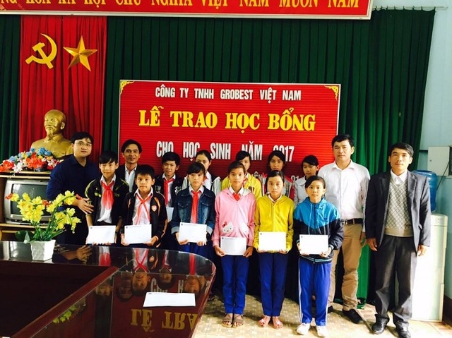 Trao 185 suất học bổng Grobest Việt Nam đến học sinh nghèo vượt khó Quảng Trị, Thừa Thiên Huế - 1 Đại diện Công ty Grobest Việt Nam trao học bổng cho các em học sinh nghèo học giỏi Trường THCS Triệu Vân, huyện Triệu Phong, Quảng Trị.