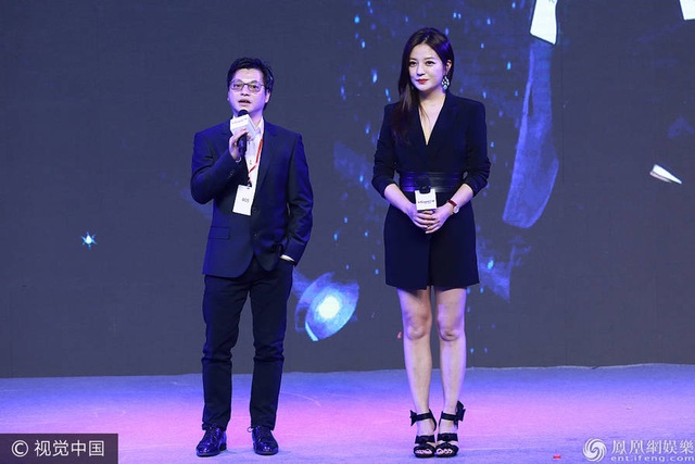 Triệu Vy trẻ trung nhờ da trắng sứ, Dương Mịch khoe eo thon với short ngắn - 3
Triệu Vy từng thú nhận, cô không phải là người quá quan tâm tới dáng vóc bên ngoài. Chính vì thế, khi không phải tham dự các sự kiện, cô thích để mặc mộc và mặc những bộ trang phục giản dị để dạo phố cùng gia đình.