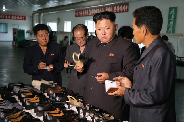 Triều Tiên muốn đăng ký hàng hóa thương hiệu quốc tế - 1 Lãnh đạo Kim Jong Un đến kiểm tra Nhà máy giày Wonsan. (Nguồn: Korean Friendship Association)