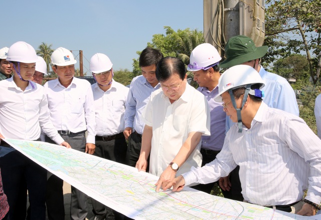 Phó Thủ tướng: Hoàn thành cao tốc Trung Lương – Cần Thơ vào năm 2019 - 1 Phó Thủ tướng Trịnh Đình Dũng thị sát công trường triển khai tuyến cao tốc Trung Lương - Mỹ Thuận.