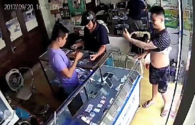Hà Nội: Vờ mua iPhone, thanh niên chụp ảnh “tự sướng” rồi co cẳng chạy - 1 Nam thanh niên tươi cười chụp ảnh tự sướng rồi cầm điện thoại co cẳng chạy.