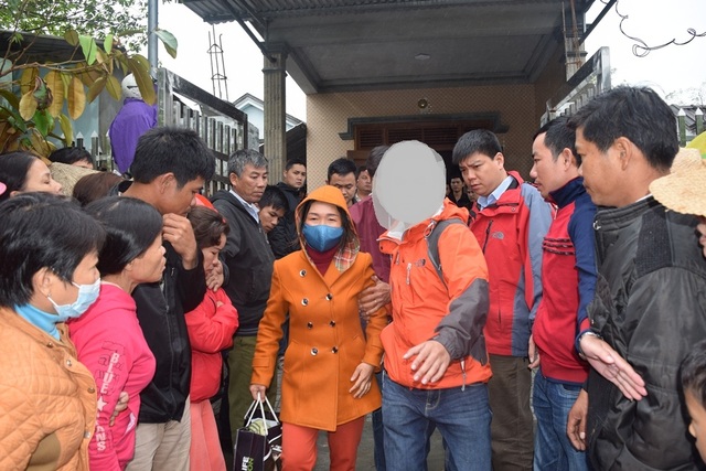 Lực lượng bắt giữ đối tượng Hòa (mặc áo cam, đeo khẩu trang)