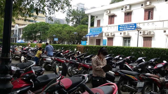 Hà Nội: Hầu hết điểm trông giữ xe thu phí cao gấp 2-3 lần quy định - 1 Hầu hết các điểm trông giữ xe không thực hiện việc thu giá dịch vụ trông giữ phương tiện theo quy định (ảnh minh họa)