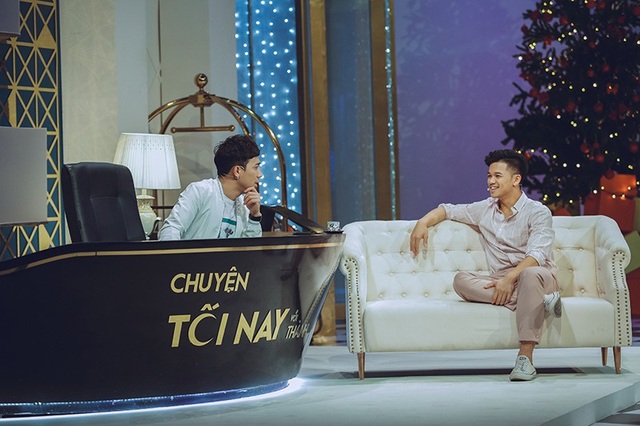 Quán quân Vietnam’s Idol: 16 tuổi bất đồng với bố mẹ chuyện... lấy vợ - 1 Nam ca sĩ điển trai với phong cách phóng khoáng trong âm nhạc đã có những chia sẻ chân thành, thật thà về cuộc đời và sự nghiệp tại talkshow “Chuyện tối nay với Thành”.