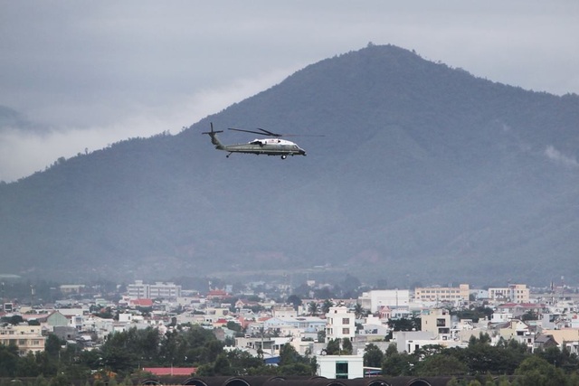 “Siêu trực thăng” của Tổng thống Donald Trump bay thử tại Đà Nẵng - 1
Chiếc trực thăng Marine One đã cất cánh bay trên bầu trời Đà Nẵng chiều 7/11 (ảnh: Quý Đoàn)