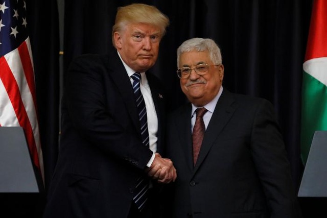 Tổng thống Donald Trump (trái) bắt tay Tổng thống Palestine Mahmoud Abbas trong cuộc gặp tại Bethlehem ngày 23/5 (Ảnh: Reuters)
