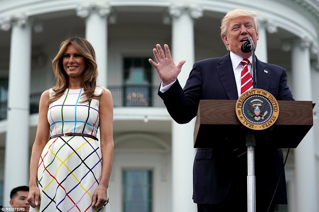 Gia đình ông Trump chơi hết mình trong bữa tiệc ngoài trời tại Nhà Trắng - 2 Bữa tiệc này là sự kiện được tổ chức thường niên dành cho các nghị sĩ đến từ lưỡng đảng trong Quốc hội Mỹ, các thành viên trong chính quyền Mỹ và gia đình của họ. Trong ảnh: Tổng thống Trump phát biểu trước khi bắt đầu sự kiện tại bãi cỏ phía nam Nhà Trắng. (Ảnh: Reuters)
