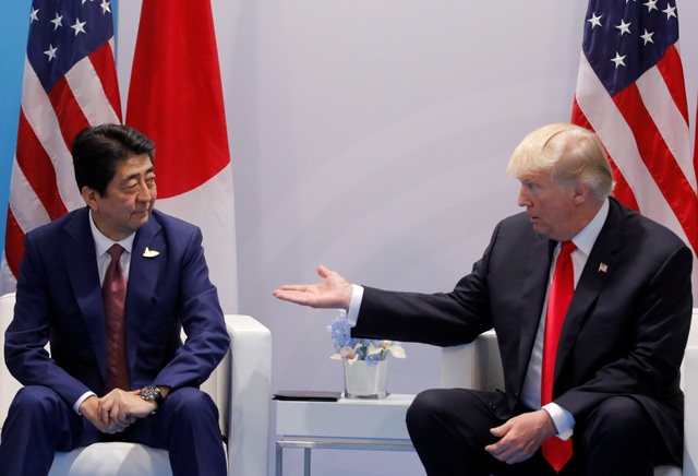Tổng thống Trump gọi Triều Tiên là “mối đe dọa” cần xử lý - 2 Tổng thống Trump hội đàm cùng Thủ tướng Shinzo Abe tại Đức ngày 8/7 (Ảnh: Reuters)