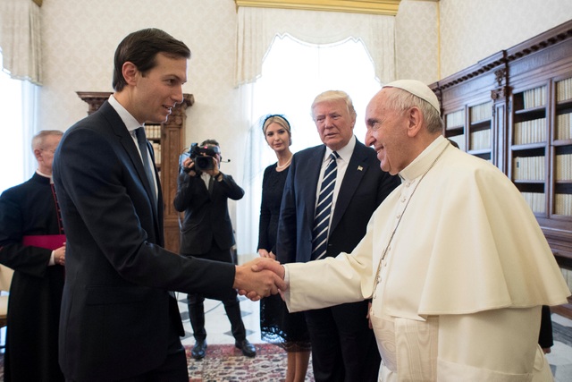 Tổng thống Trump lần đầu gặp Giáo hoàng tại Vatican - 5 Giáo hoàng Francis bắt tay cố vấn Nhà Trắng Jared Kushner.