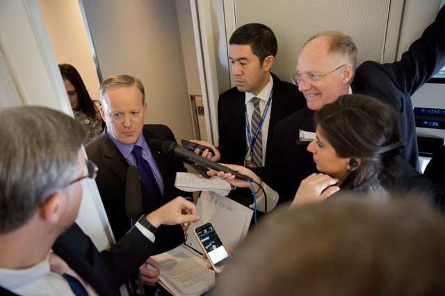 Ông Trump khoe phòng làm việc trên chuyên cơ "Không lực Một" - 12
Thư ký báo chí Nhà Trắng Sean Spicer trò chuyện với báo chí trên chiếc Không lực Một. (Ảnh: AP)