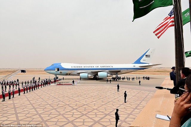 Ả-rập Xê-út bắn đại bác chào đón Tổng thống Mỹ Donald Trump - 1
Thảm đỏ được chuẩn bị tại sân bay để chào đón nhà lãnh đạo Mỹ tại sân bay quốc tế Vua Khalid ở thủ đô Riyadh ngày 20/5.