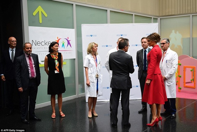 Bà Melania đã dành khoảng nửa giờ đồng hồ để tới thăm bệnh viện Necker (Ảnh: AFP)