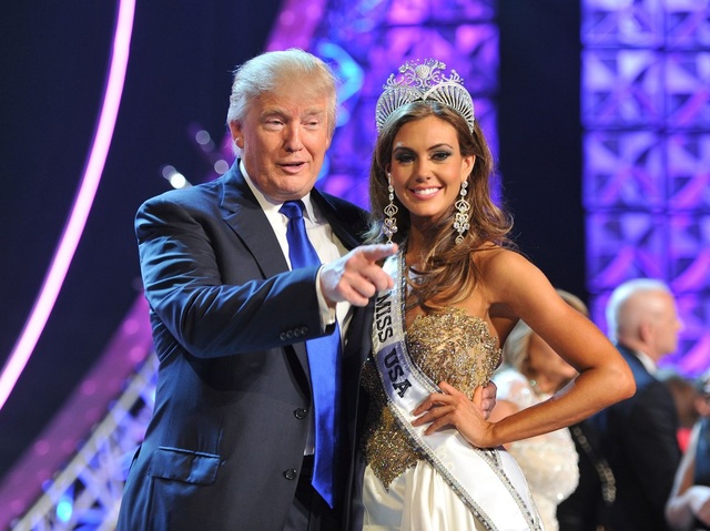 Đường tới Nhà Trắng của tỷ phú Donald Trump - 14 Không chỉ quan tâm tới lĩnh vực bất động sản, Donald Trump còn gặt hái được nhiều thành công trong lĩnh vực giải trí, truyền hình và xuất bản sách. Ông Trump được công chúng Mỹ quen mặt với danh xưng ông trùm hoa hậu khi nắm giữ bản quyền của cuộc thi Hoa hậu Hoàn vũ nổi tiếng thế giới trong gần 20 năm từ 1996-2015. Trong ảnh: Ông Trump chụp ảnh cùng Erin Brady, thí sinh đăng quang cuộc thi hoa hậu Mỹ năm 2013 (Ảnh: BI)
