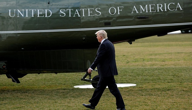 Ông Trump khoe phòng làm việc trên chuyên cơ "Không lực Một" - 14
Trực thăng Marine One được sử dụng để phục vụ nhu cầu đi lại trong phạm vi ngắn của Tổng thống Mỹ. Siêu trực thăng này cũng mang cờ và tên của nước Mỹ giống chuyên cơ Không lực Một. (Ảnh: AP)