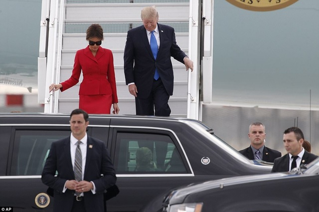 Đệ nhất phu nhân Mỹ “trổ tài” nói tiếng Pháp khi tới thăm bệnh nhi ở Paris - 1 Tổng thống Donald Trump và phu nhân Melania Trump hôm nay 13/7 đã đặt chân xuống sân bay tại Pháp, bắt đầu chuyến thăm chính thức kéo dài 2 ngày tới quốc gia châu Âu. (Ảnh: AP)
