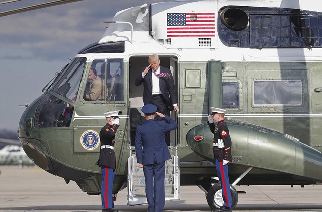 Ông Trump khoe phòng làm việc trên chuyên cơ "Không lực Một" - 13
Hôm qua, ông Trump cũng lần đầu tiên sử dụng trực thăng Marine One.