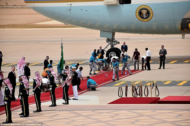 Ả-rập Xê-út bắn đại bác chào đón Tổng thống Mỹ Donald Trump - 2
Các nhân viên tất bật chuẩn bị thảm đỏ trước khi nhà lãnh đạo Mỹ bước xuống từ chuyên cơ.