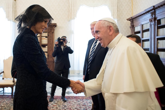 Tổng thống Trump lần đầu gặp Giáo hoàng tại Vatican - 2 Đệ nhất phu nhân Melania Trump tháp tùng chồng trong chuyến đi tới Vatican hôm nay. Trong ảnh: Bà Melania, mặc trang mục màu đen và đội mũ có mạng che mặt, bắt tay Giáo hoàng Francis.