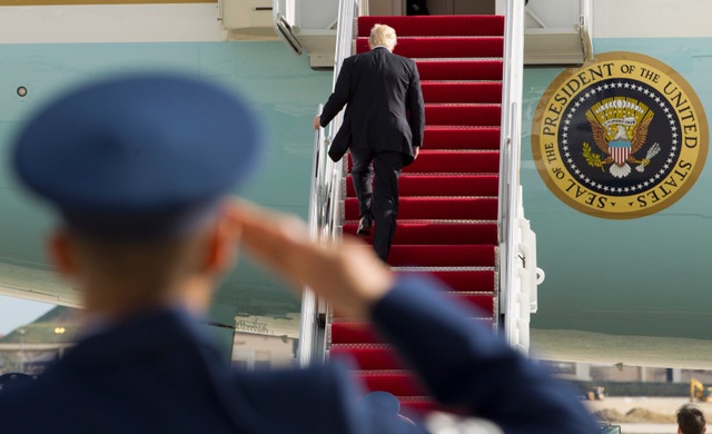 Ông Trump khoe phòng làm việc trên chuyên cơ "Không lực Một" - 1
Tổng thống Trump bước lên chuyên cơ Không lực Một tại căn cứ không quân Andrews để thực hiện chuyến bay tới Philadelphia ngày 26/1. (Ảnh: AP)