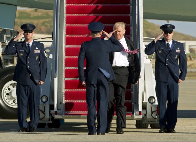 Ông Trump khoe phòng làm việc trên chuyên cơ "Không lực Một" - 5
Các quân nhân Mỹ giơ tay chào khi Tổng thống Trump bước xuống từ chuyên cơ. (Ảnh: AP)